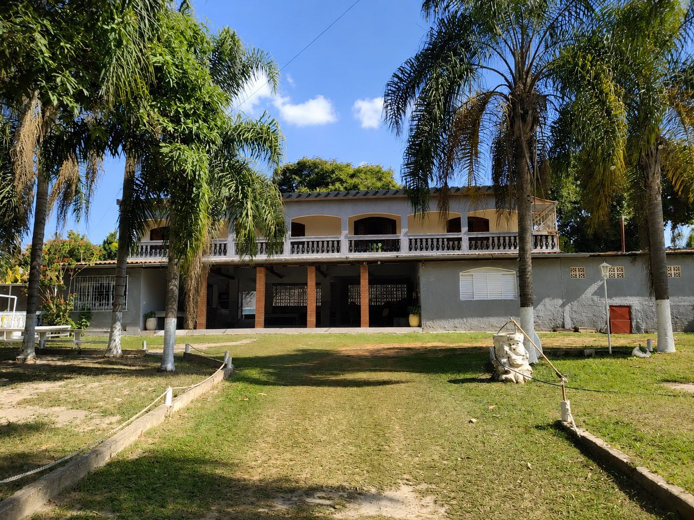 Fachada da casa principal da chácara