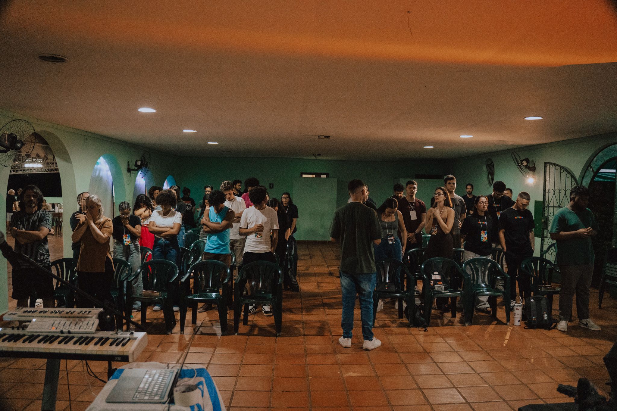 Oração coletiva no salão